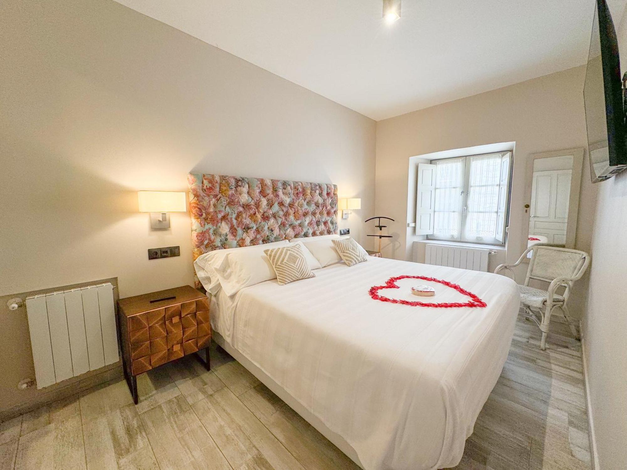Akla Suites Con Jacuzzi Santillana Santillana del Mar Eksteriør bilde
